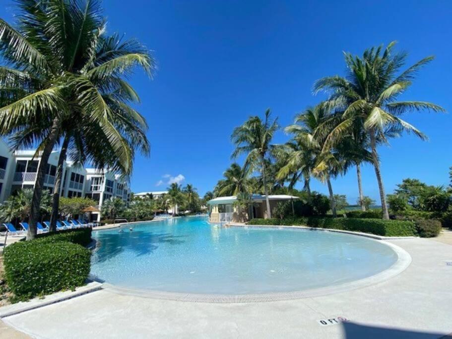 Vacay Vibes-2 Pools, Pickleball, Coffee Bar, 2 Jacuzzis, Food Truck Key Largo
