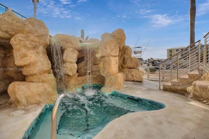 Vacay Vibes-2 Pools, Pickleball, Coffee Bar, 2 Jacuzzis, Food Truck