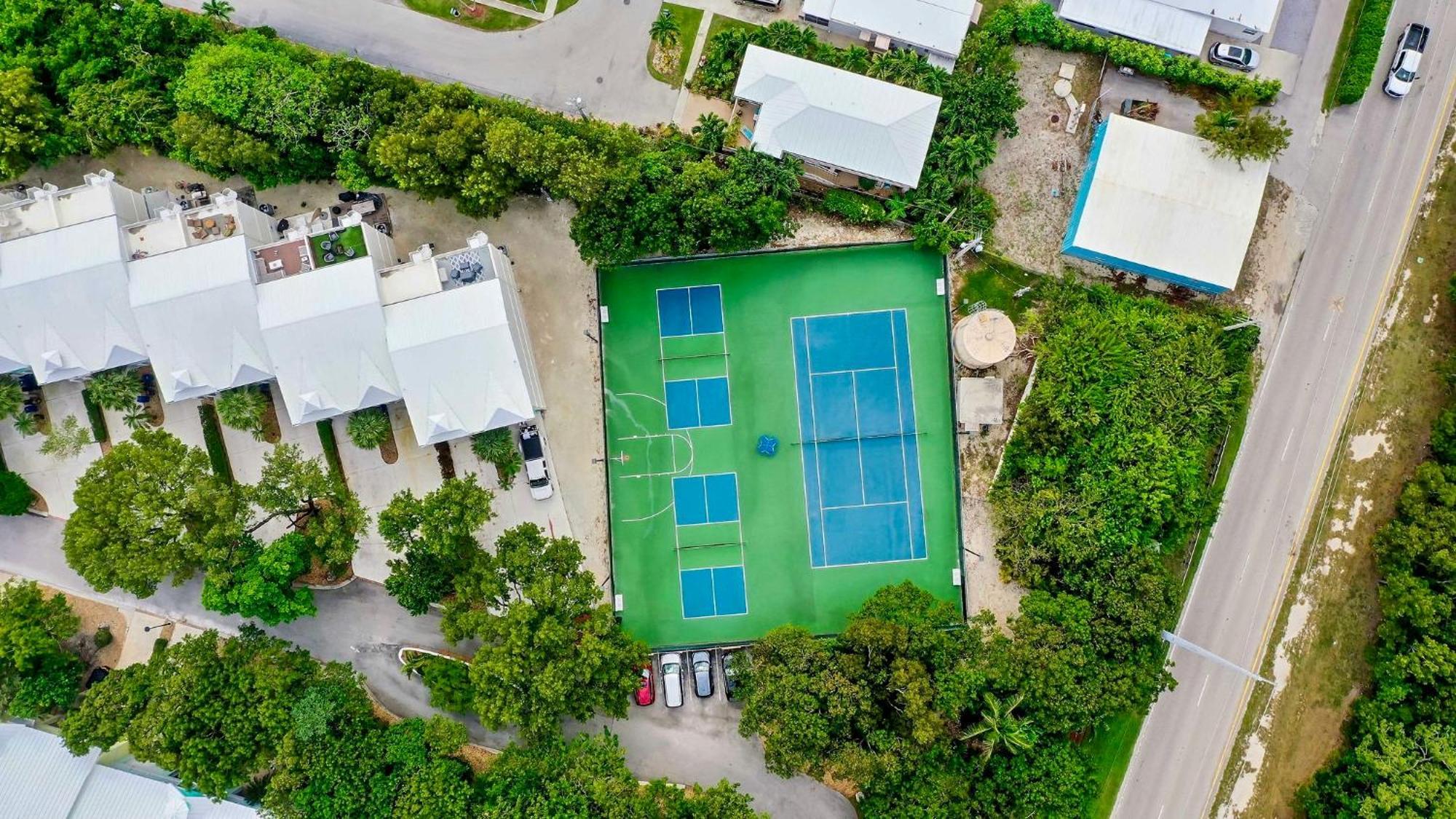Vacay Vibes-2 Pools, Pickleball, Coffee Bar, 2 Jacuzzis, Food Truck Holiday home *