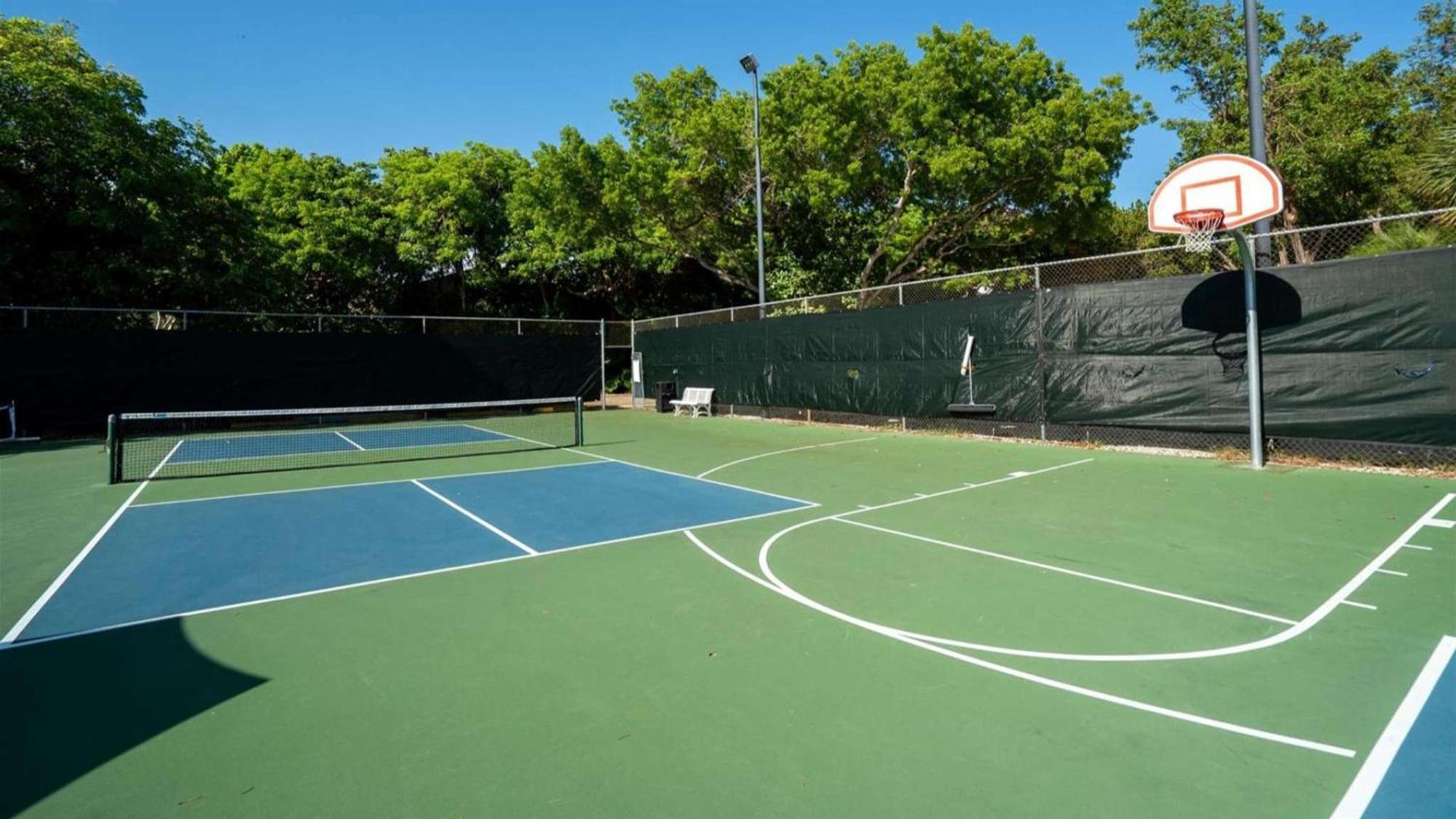 Vacay Vibes-2 Pools, Pickleball, Coffee Bar, 2 Jacuzzis, Food Truck Holiday home *